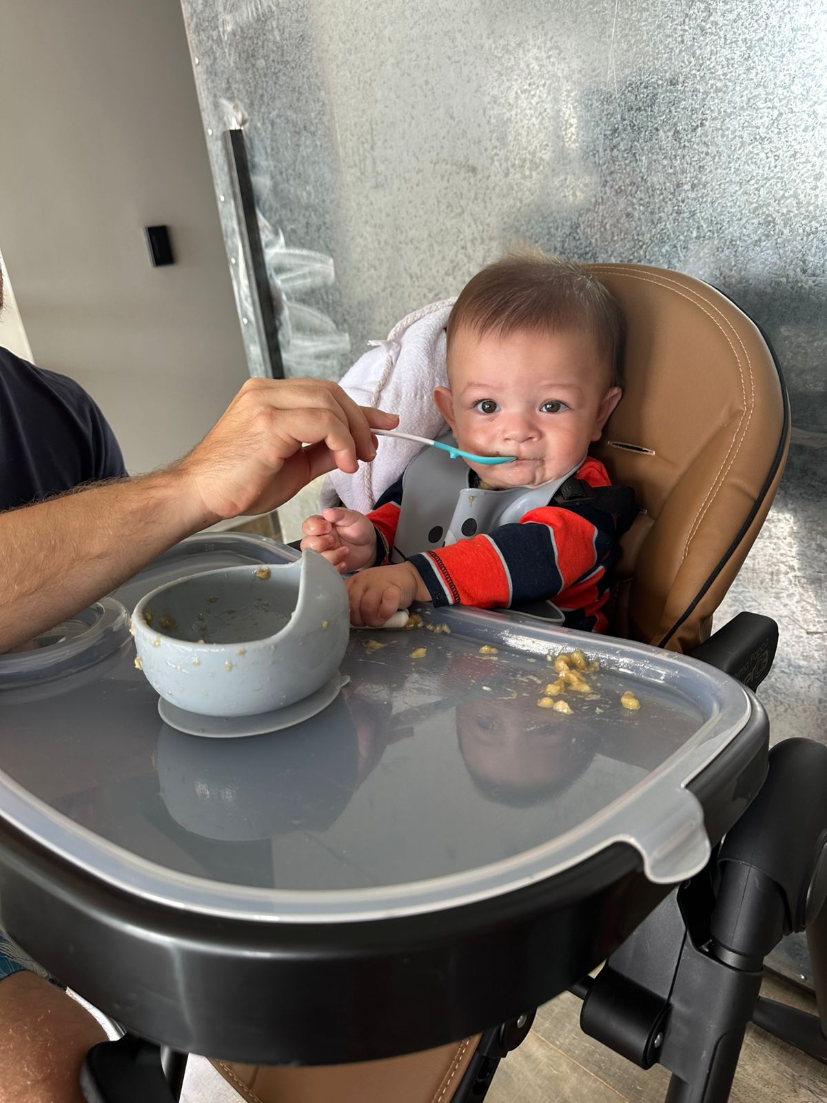 Introdução alimentar do bebê: um período de paciência, mas muito gratificante. Na foto, eu dando banana amassada para o Bernardo em uma colher. 