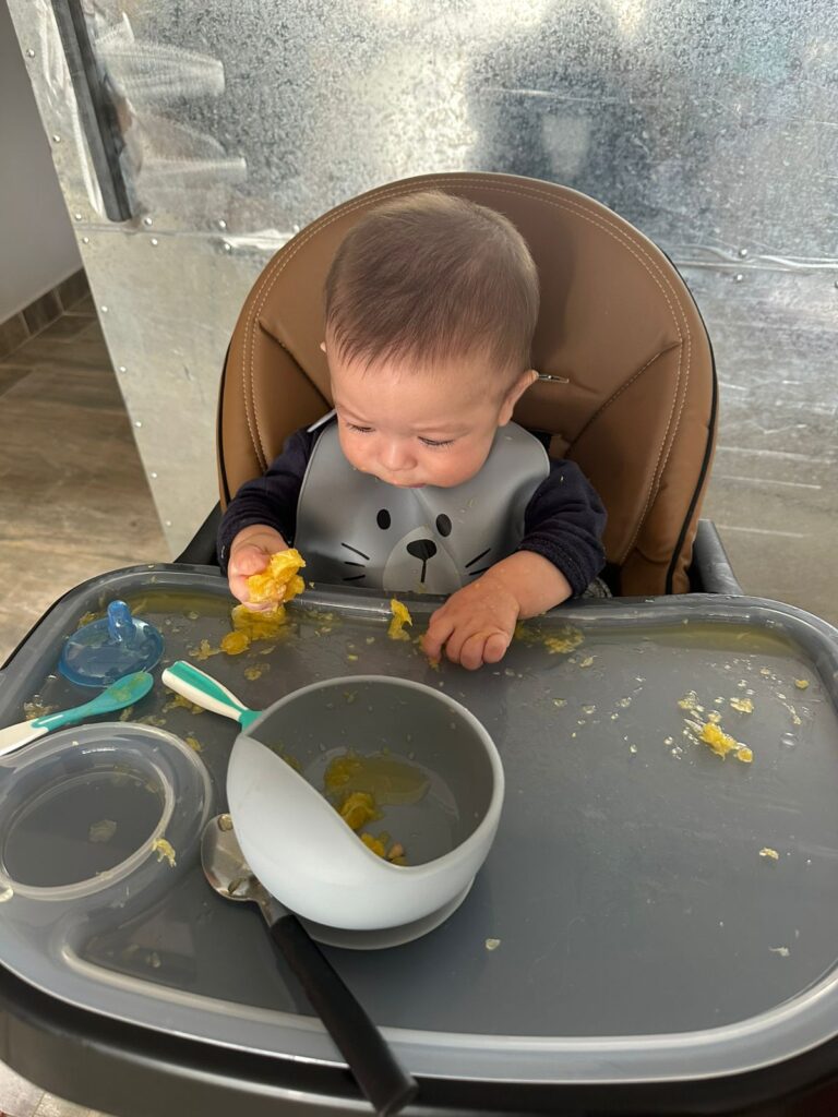 Método BLW para a introdução alimentar do bebê: na foto, o meu filho Bernardo sentido a textura de uma laranja. 